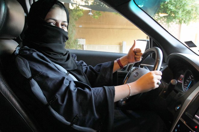 Savdske ženske lahko šele od lanskega leta vozijo avtomobile, še vedno pa se v javnosti morajo povsem zakrivati. FOTO: Str Epa-efe