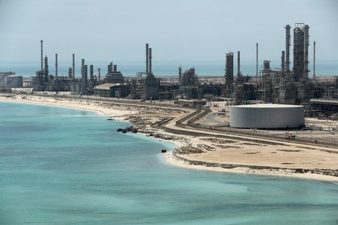 Savdska Arabija noče več biti odvisna le od naftne industrije. Na sliki rafinerija Ras Tanura. FOTO: Ahmed Jadallah/ Reuters