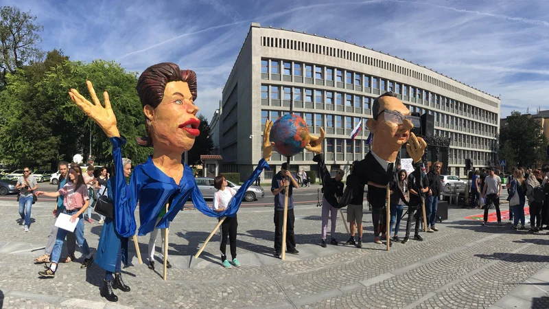 Fotografija: Ministrica za infrastrukturo Alenka Bratušek in premier Marjan Šarec sta bila prisotna le kot lutki. FOTO: Jože Suhadolnik/Delo