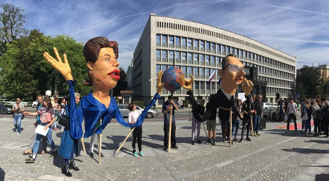 Ministrica za infrastrukturo Alenka Bratušek in premier Marjan Šarec sta bila prisotna le kot lutki. FOTO: Jože Suhadolnik/Delo