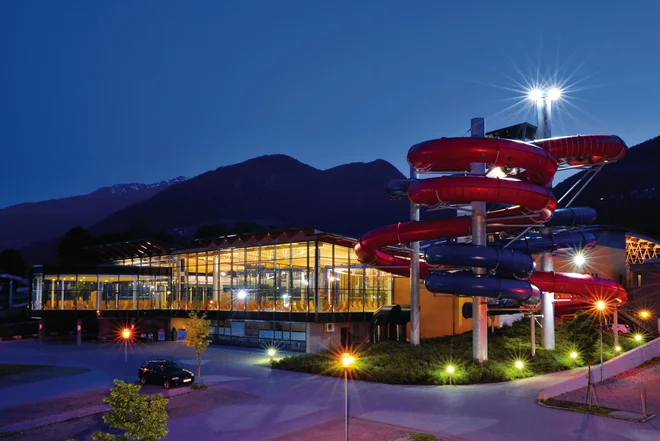 Pogled na Erlebnistherme im Zillertal ponoči FOTO: Austria.info