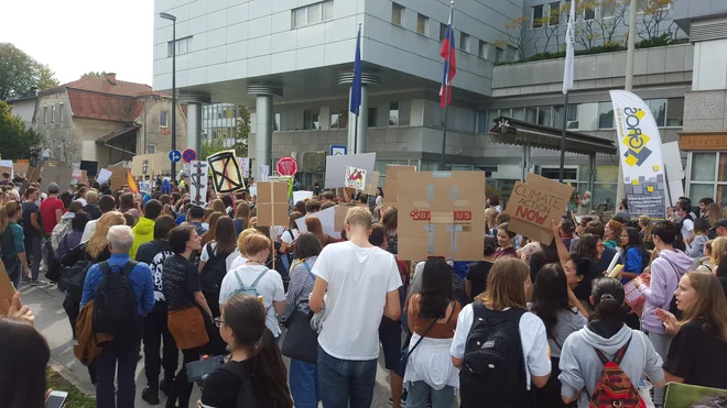Mladi protestniki pred infrastrukturnim ministrstvom. FOTO: Borut Tavčar