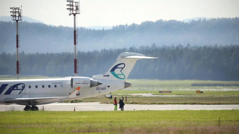 Fotografija: Reševanje Adrie Airways bi bilo finančno zahteven zalogaj brez zagotovljenega uspeha. FOTO: Jure Eržen/Delo