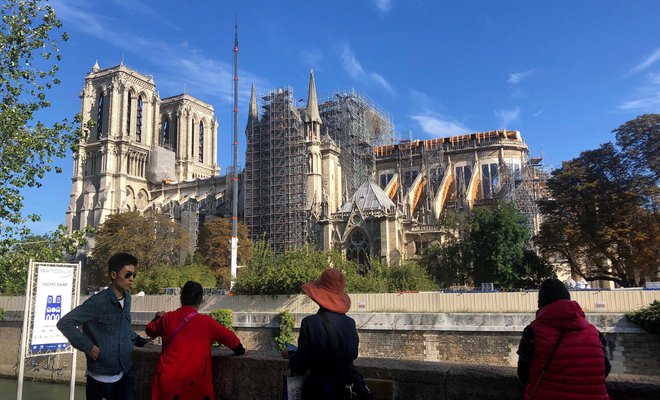 V novem svetu krasnih znanj je Notredamska katedrala lahko in mora biti samo še bolj čudovita. Foto: Mimi Podkrižnik