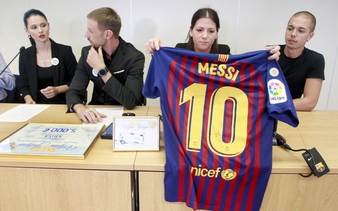 Dres nogometnega zvezdnika Barcelone Lionela Messija bodo v društvu Viljem Julijan licitirali na njihovi facebook strani. FOTO: Roman Šipić/Delo