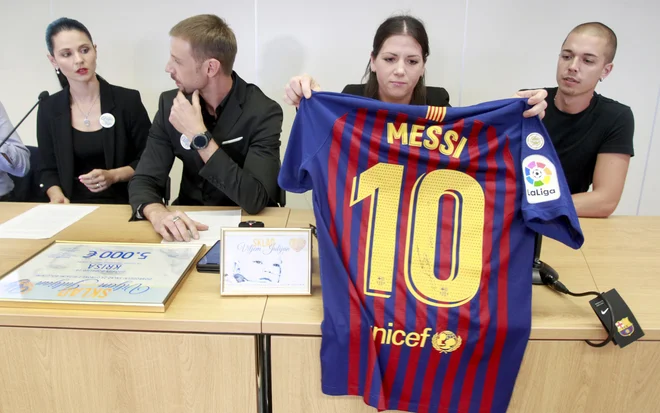 Dres nogometnega zvezdnika Barcelone Lionela Messija bodo v društvu Viljem Julijan licitirali na njihovi facebook strani. FOTO: Roman Šipić/Delo