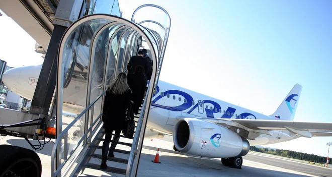 Negotovost glede usode Adrie Airways se nadaljuje. FOTO: Roman Šipić