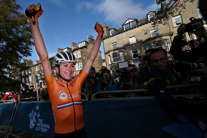 Annemiek Van Vleuten celebrates slavi svojo največjo zmago v karieri.
