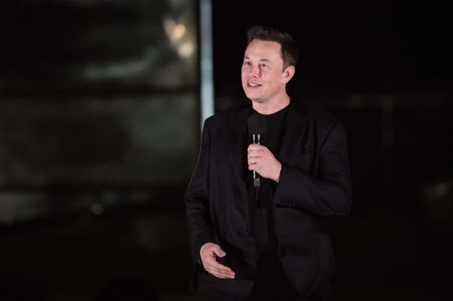 Dobro razpoloženi Musk je poudaril, da želijo pri Spacexu navdahniti ljudi, da je lahko prihodnost tudi svetla. FOTO: Loren Elliott/AFP