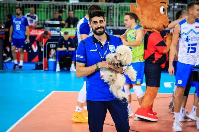 Slash je vajen odbojke, saj že vse življenje na igrišču spremlja Alfreda Walterja Martilottija, pomočnika slovenskega selektorja Alberta Giulianija. FOTO: Sandi Fišer