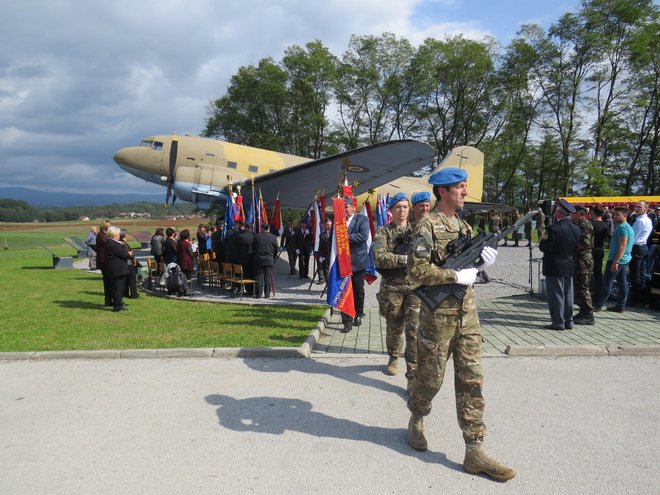 Dogodka v Otoku so se udeležili tudi pripadniki Slovenske vojske. FOTO: Bojan Rajšek/Delo