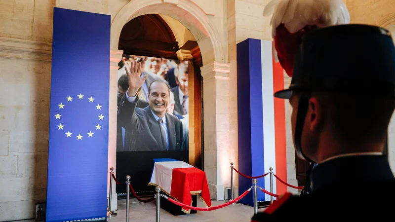 Fotografija: Današnje slovo od Jacquesa Chiraca v vojaški bolnišnici Hotel des Invalides. FOTO: Kamil Zihnioglu/AFP