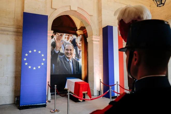 Današnje slovo od Jacquesa Chiraca v vojaški bolnišnici <em>Hotel des Invalides. FOTO:</em> Kamil Zihnioglu/AFP
