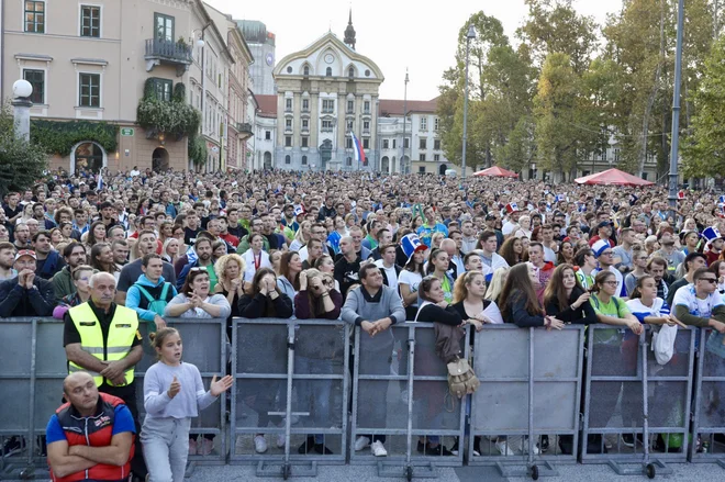 Slovenski odbojkarji so imeli bučno podporo tudi doma, denimo na Kongresnem trgu. FOTO: Voranc Vogel/Delo