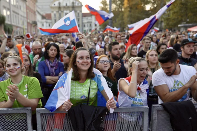 Slovenski odbojkarji so imeli bučno podporo tudi doma, denimo na Kongresnem trgu. FOTO: Voranc Vogel/Delo