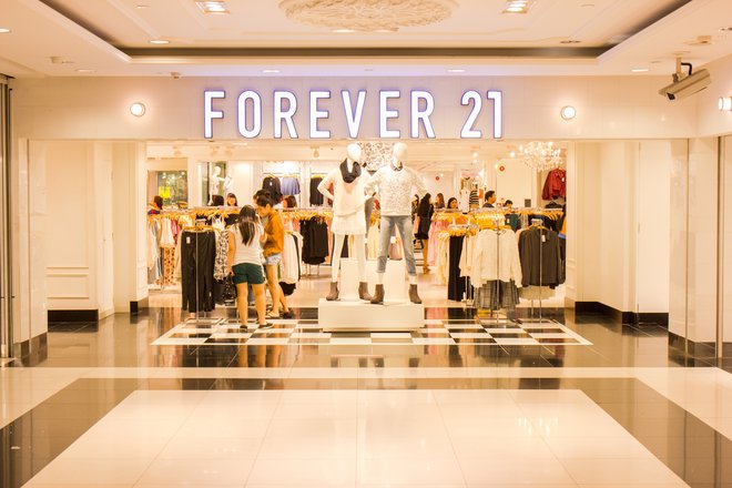 Ameriška trgovska veriga z oblačili Forever 21 je sporočila, da bo zaprla do 350 svoji poslovalnic po vsem svetu. FOTO: Shutterstock