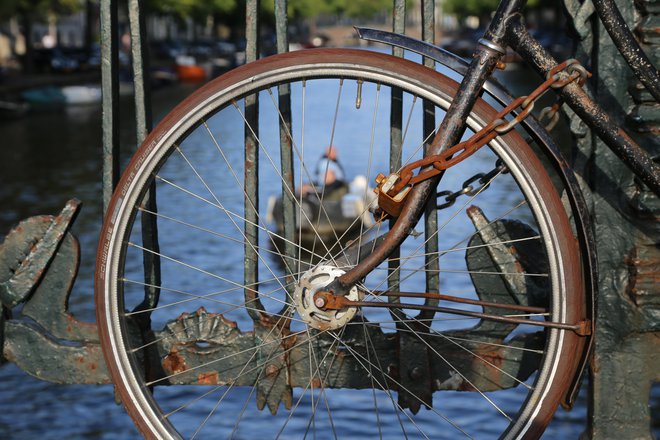 Čeprav je splošno znano, da je kolo v Amsterdamu tako rekoč osnovno prevozno sredstvo, so obiskovalci še vedno fascinirani, ko opazijo, kako zelo je kolesarjenje res razširjeno. FOTO: Milan Ilić