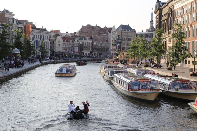 V kanalih so številne tudi velike, zasidrane barke. To so pravzaprav stanovanja, v katerih ljudje živijo ali jih oddajajo turistom. FOTO: Milan Ilić