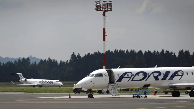 Fotografija: Odpovedali so današnje poznopopoldanske polete v Frankfurt, München, Bruselj, Zürich, Tirano in na Dunaj, ki so jih napovedali v petek. FOTO: Leon Vidic/Delo