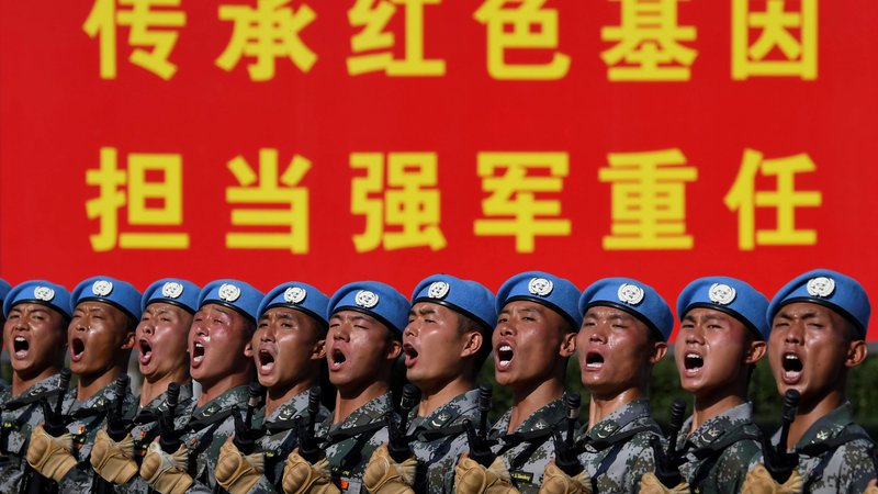 Fotografija: Sedemdeseta obletnica rojstva LR Kitajske bo po mnogočem podobna predhodnim, le da bo vse za eno številko večje – tudi število sodelujočih vojakov. FOTO: Reuters