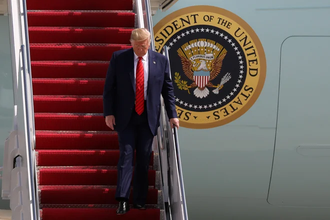 Ameriški predsednik Donald Trump bi po mnenju njegovega odvetnika kršil ustavo, če ukrajinskega predsed&shy;nika Volodimirja Zelenskega ne bi prosil za preiskavo delovanja demokratskega podpredsednika Joeja Bidna in njegovega sina v tej državi. Foto Reuters