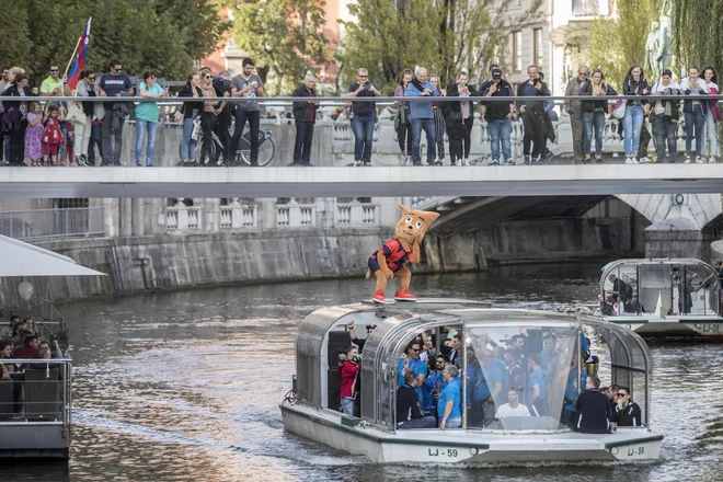 Na Kongresni trg so se športni junaki pripeljali z ladjico. FOTO: Voranc Vogel