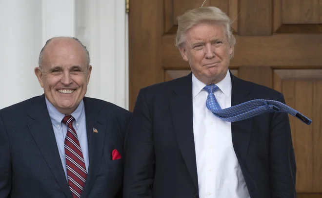 Trump in njegov osebni odvetnik ter nekdanji župan New Yorka Rudy Giuliani. FOTO: Don Emmert/Afp