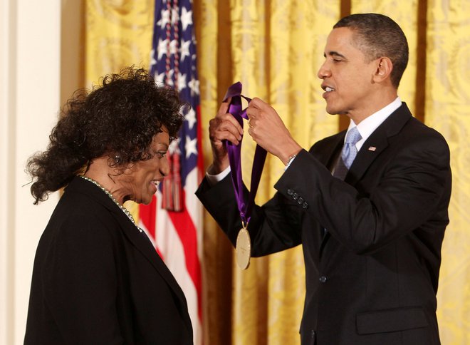 Barack Obama ji je predsedniško nacionalno medaljo za umetnost podelil leta 2009. FOTO: Larry Downing/Reuters