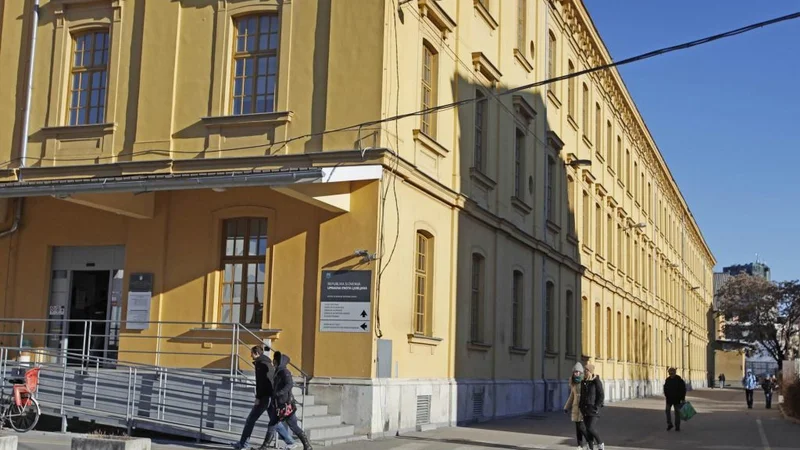 Fotografija: Uslužbenci upravne enote v Tobačni že nekaj let opozarjajo vodstvo o nevzdržnih razmerah. FOTO: Leon Vidic/Delo