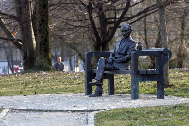 Ljubljanski park Tivoli se ponaša s posebno klopjo spomenikom Edvardu Kocbeku, ki prav tako pogosto koga povabi. Foto Mavric Pivk/ Delo