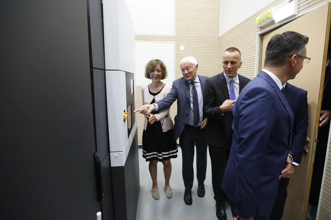 Joachim Frank (na sliki z Marjetko Podobnik ob predaji mikroskopa na Kemijskem inštitutu) napoveduje razvoj v tehnologiji mikroskopov in detektorjev, ki bodo omogočali natančnejše slike molekul ter zgradbe molekul po posameznih korakih v bioloških procesi