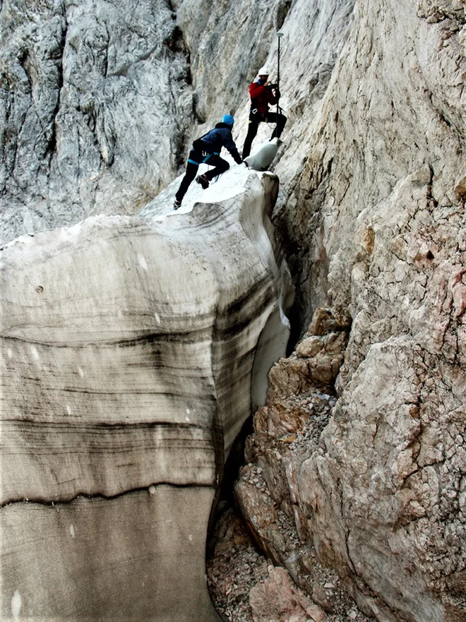 Meritve ledenika so zanimivo, a včasih tudi nevarno delo. FOTO: Miha Pavšek, Geografski inštitut Antona Melika ZRC SAZU