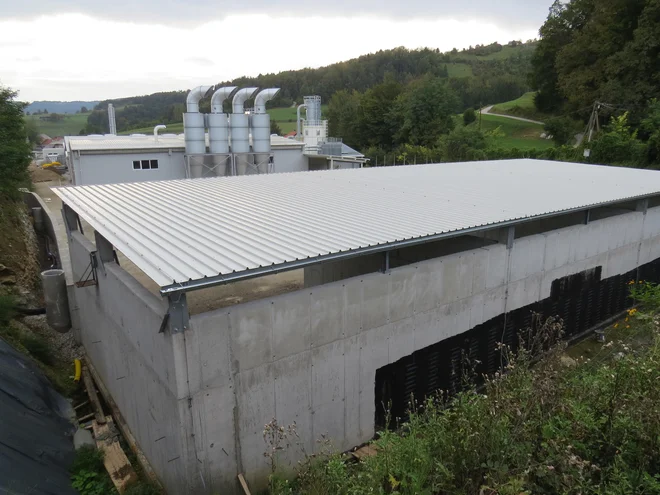 Tudi peletarna (objekt spredaj) ni zgrajena po črki zakona. FOTO: Bojan Rajšek/Delo