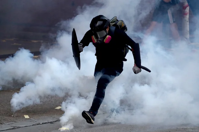 Mahatma, ki so ga 30. januarja 1948 ubile krogle hinduističnega skrajnega nacionalista, je znova umrl včeraj, ko je policija s pravo kroglo zadela v prsi demonstranta v Hongkongu.<br />
FOTO: Reuters