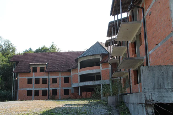 Napol zgrajena stavba doma starejših občanov, kjer bi lahko bilo 60 delovnih mest. FOTO: Simona Fajfar