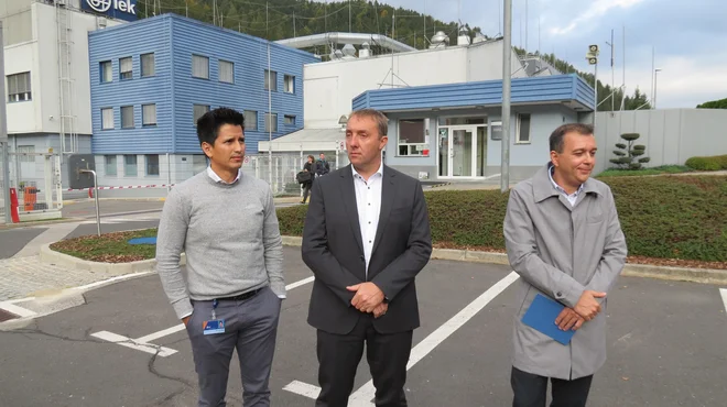 Po srečanju z zaposlenimi je predsednik uprave Leka in predsednik Novartisa v Sloveniji Robert Ljoljo (desno) stopil pred novinarje. Spremljala sta ga direktor Antiinfektivov Prevalje Roman Burja (v sredini) in Raul Intriago Lombeida, vodja obeh glob