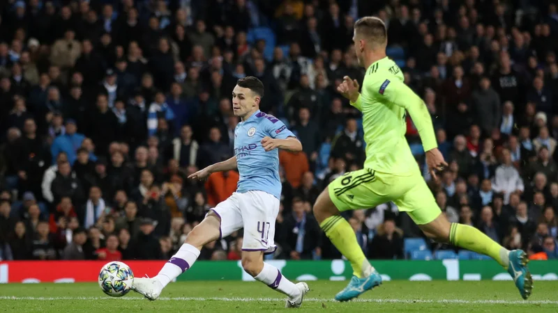 Fotografija: Phil Foden (levo) je veliki up angleškega nogometa in Manchester Cityja. FOTO: Reuters