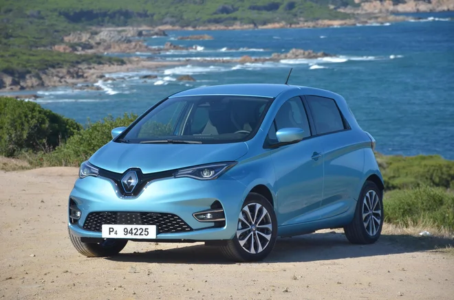 Električni renault zoe je pripravljen drugič. Ohranja dosedanje mere in zunanjo pojavo, vendar ima v duhu časa sveteče diode v lučeh. Foto Gašper Boncelj