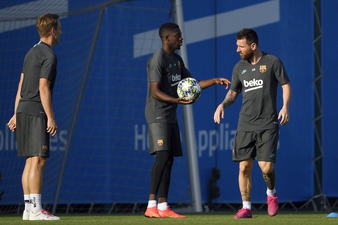 Ivan Rakitić, Ousmane Dembele in Lionel Messi med zadnjim treningom pred derbijem z Interjem. FOTO: AFP