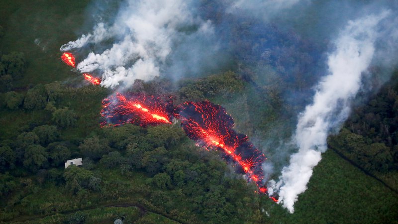 Fotografija: Zemlja je geološko zelo živa in prav to je omogočilo razvoj življenja. Na fotografiji prodiranje lave na površje izpod vulkana Kilauea na Havajih. Foto Reuters
