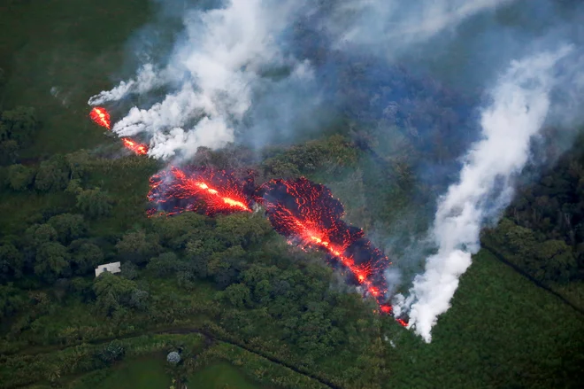 Zemlja je geološko zelo živa in prav to je omogočilo razvoj življenja. Na fotografiji prodiranje lave na površje izpod vulkana Kilauea na Havajih. Foto Reuters