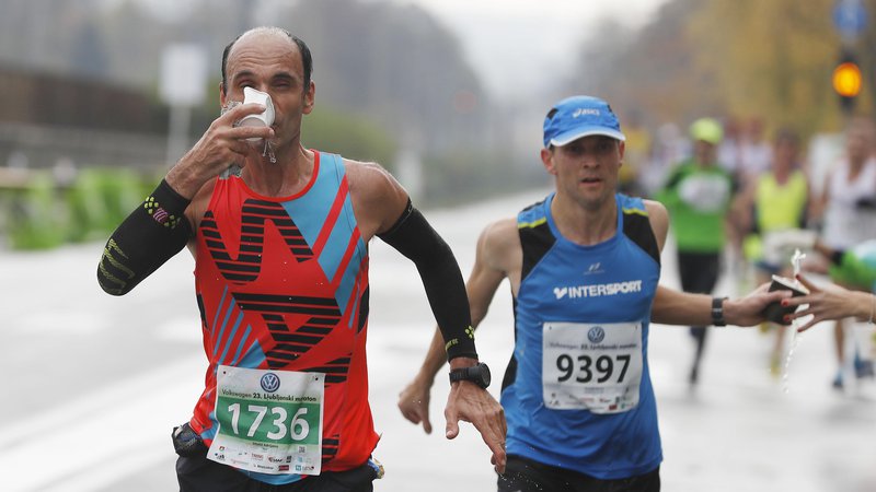 Fotografija: Večina dobrih tekačev v zadnjih tednih pred maratonom prehrane skoraj ne spreminja. Foto Leon Vidic/Delo