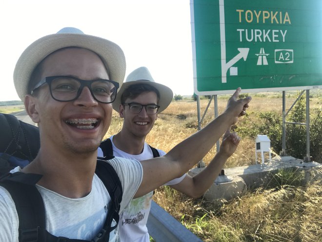 V dveh tednih sta Nik Skerbiš (levo) in Dominik Polanc ustavila okoli 40 voznikov in prišla vse do Istanbula. FOTO: osebni arhiv