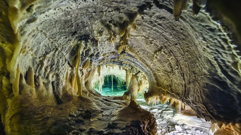 Fotografija: Vhod v Obirske kapniške jame leži na 1078 metrih nadmorske višine. Leta 1870 so jih odkrili rudarji med iskanjem svinčeve in cinkove rude. FOTO: Urosh Grabner