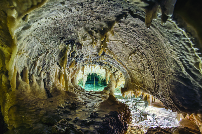 Vhod v Obirske kapniške jame leži na 1078 metrih nadmorske višine. Leta 1870 so jih odkrili rudarji med iskanjem svinčeve in cinkove rude. FOTO: Urosh Grabner