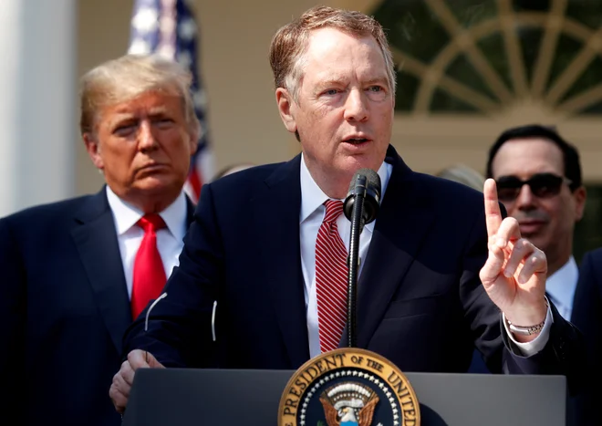 Ameriški trgovinski predstvanik Robert Lighthizer s predsednikom Donaldom Trumpom in finančnim ministrom Stevenom Mnuchinom. FOTO:Kevin Lamarque/Reuters