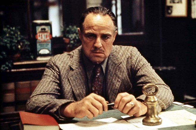 Don Corleone vleče niti vseh družinskih podložnikov. FOTO: Promocijsko gradivo