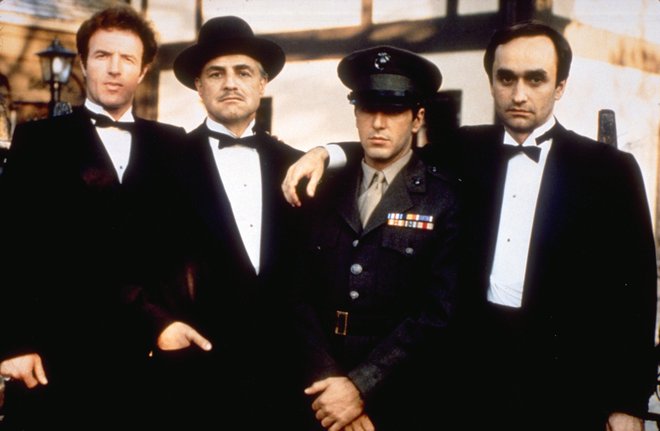 Don Vito Corleone in njegovi trije sinovi (Sonny, Michael in Fredo). Na fotografiji je odsoten posvojeni sin Tom Hagen. FOTO: Promocijsko gradivo