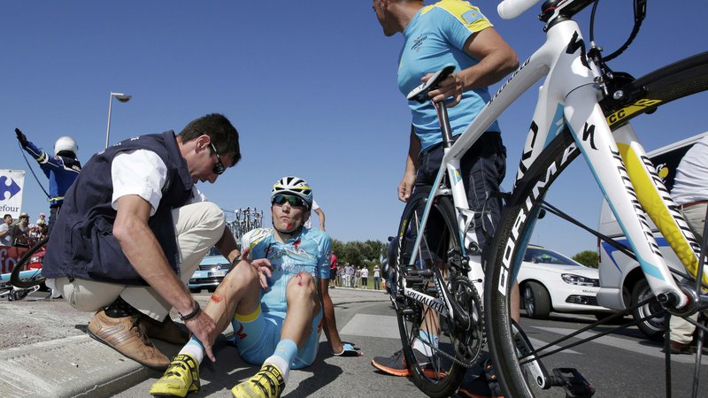 Fotografija: Jani Brajkovič se je v svoji bogati kolesarski karieri že ničkolikokrat znašel na asfaltu in tudi na dirki Po Hrvaški v današnji 2. etapi ni imel sreče. FOTO: Reuters
