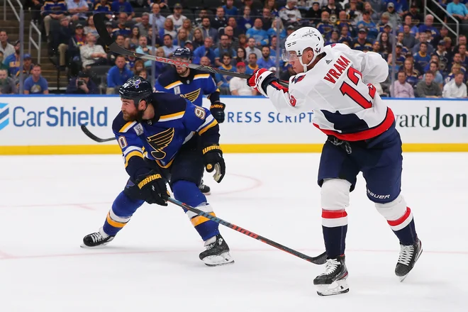 Češki hokejist Jakub Vrana je v podaljšku zabil gol za zmago Washingtona nad St. Louisom. FOTO: AFP